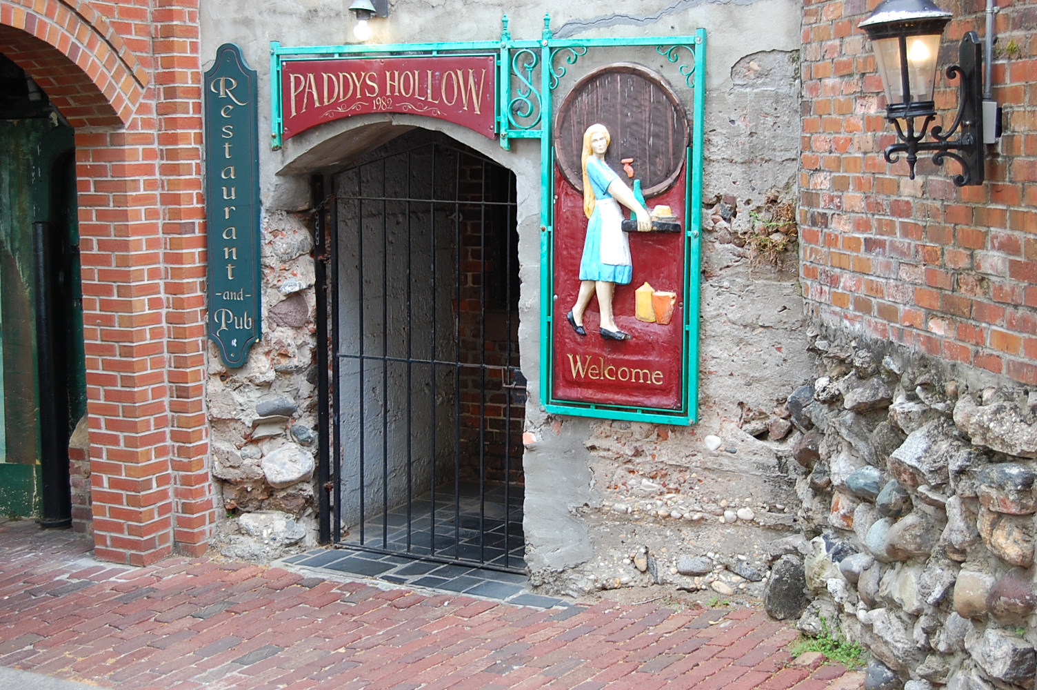 Paddy's Hollow dining atmosphere